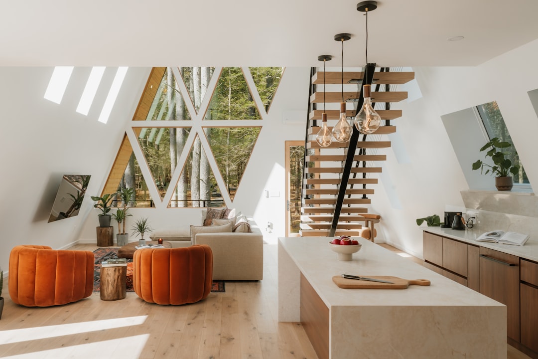 Sala de estar moderna e organizada com luz natural